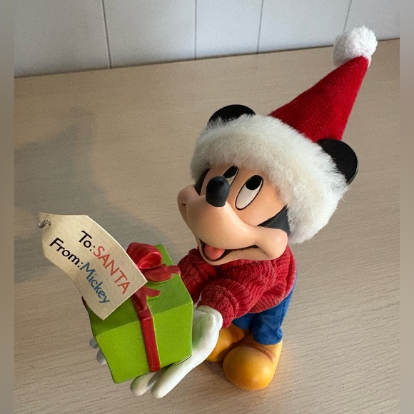 NWT Clothtique Walt Disney Showcase Collection “To Santa, From Mickey” Figurines - Picture 7 of 8